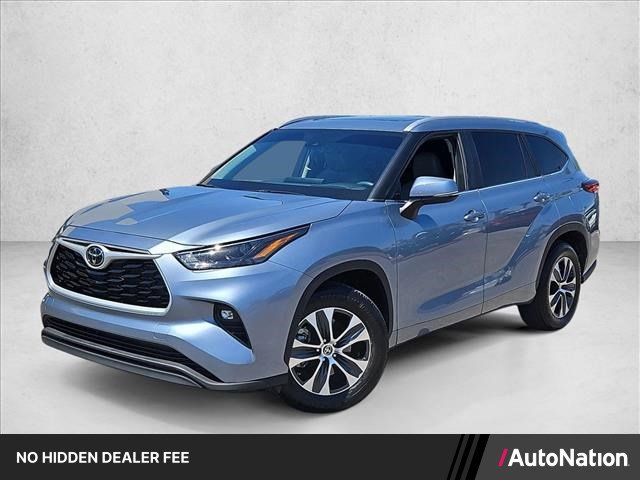 Used 2023 Toyota Highlander XLE FWD image 1