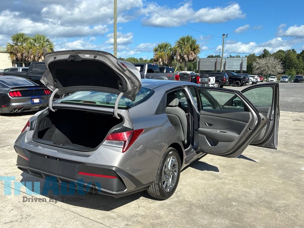 Used 2024 Hyundai Elantra SEL FWD image 17