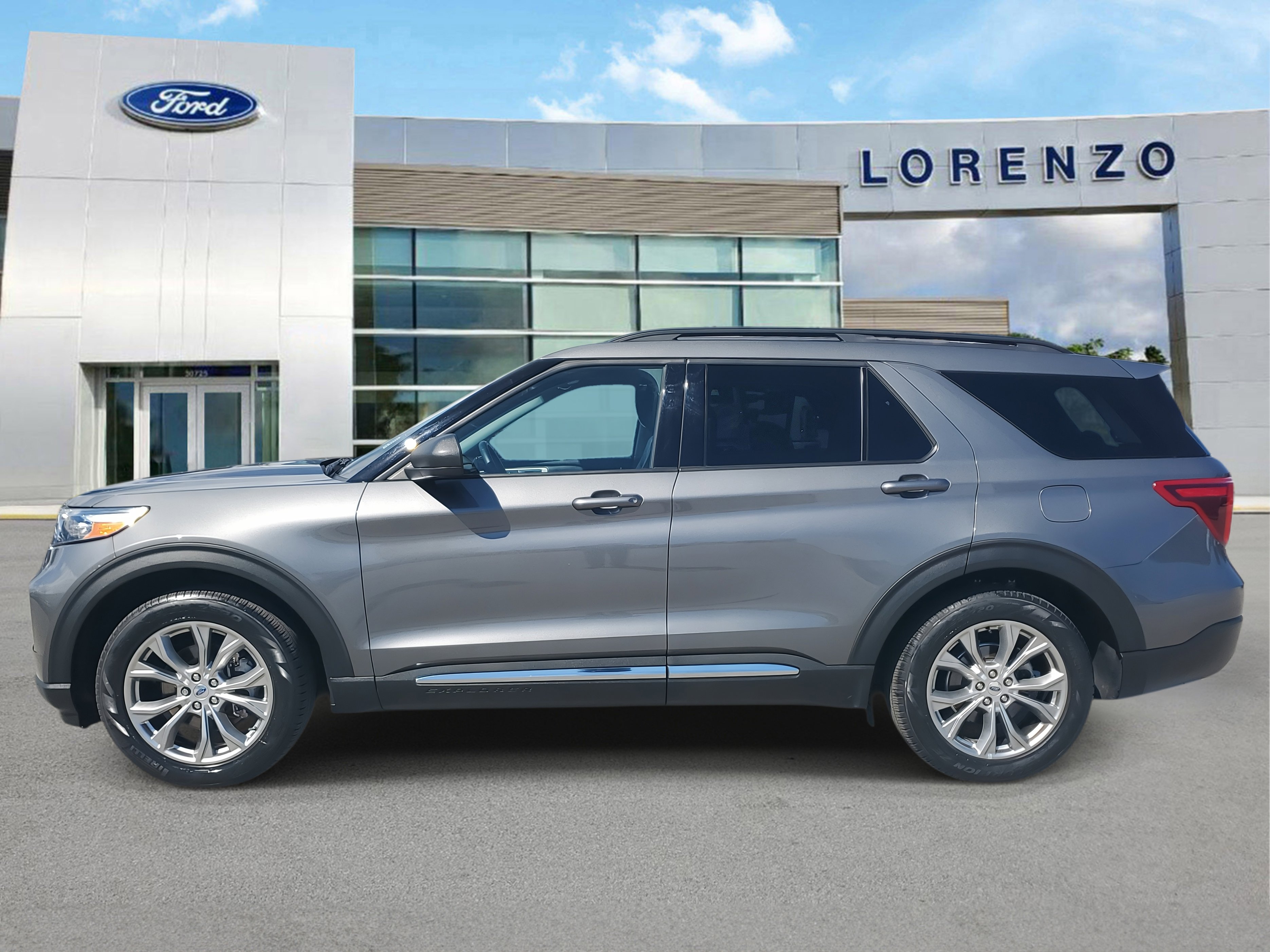 Used 2022 Ford Explorer XLT w/ Equipment Group 202A image 8