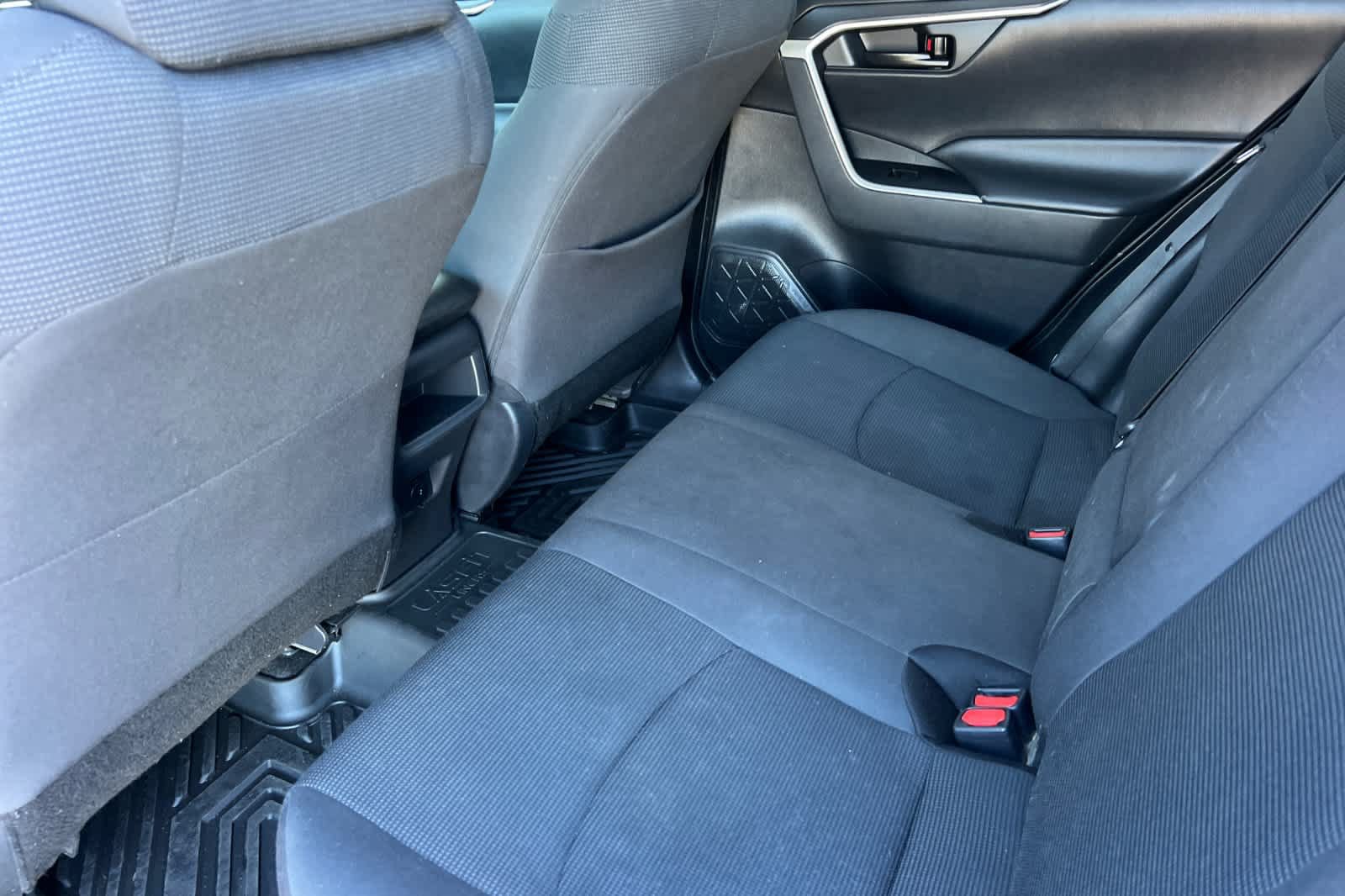 Used 2019 Toyota RAV4 LE FWD image 4