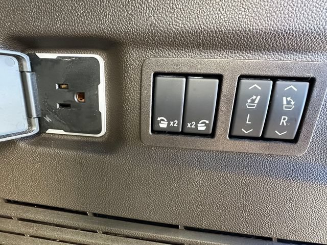 Used 2025 GMC Yukon XL Elevation AWD/4WD image 25