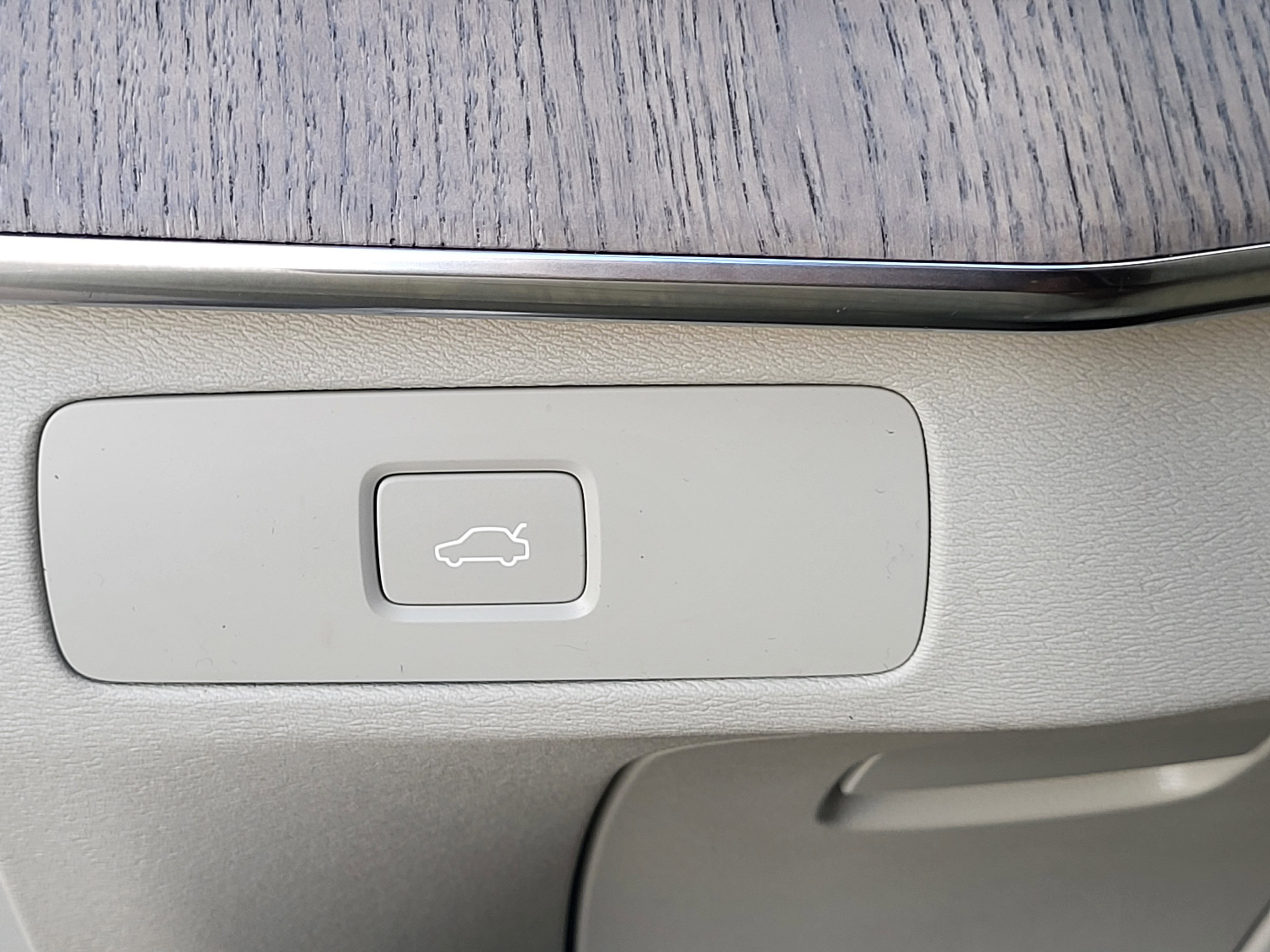 Certified 2023 Volvo XC90 B6 Ultimate w/ Protection Package Premier image 26