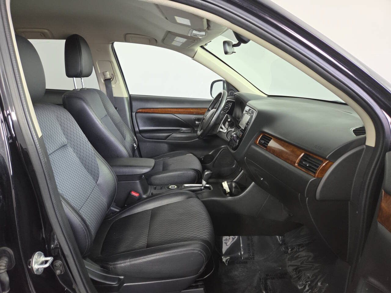 Used 2015 Mitsubishi Outlander GT AWD/4WD image 30