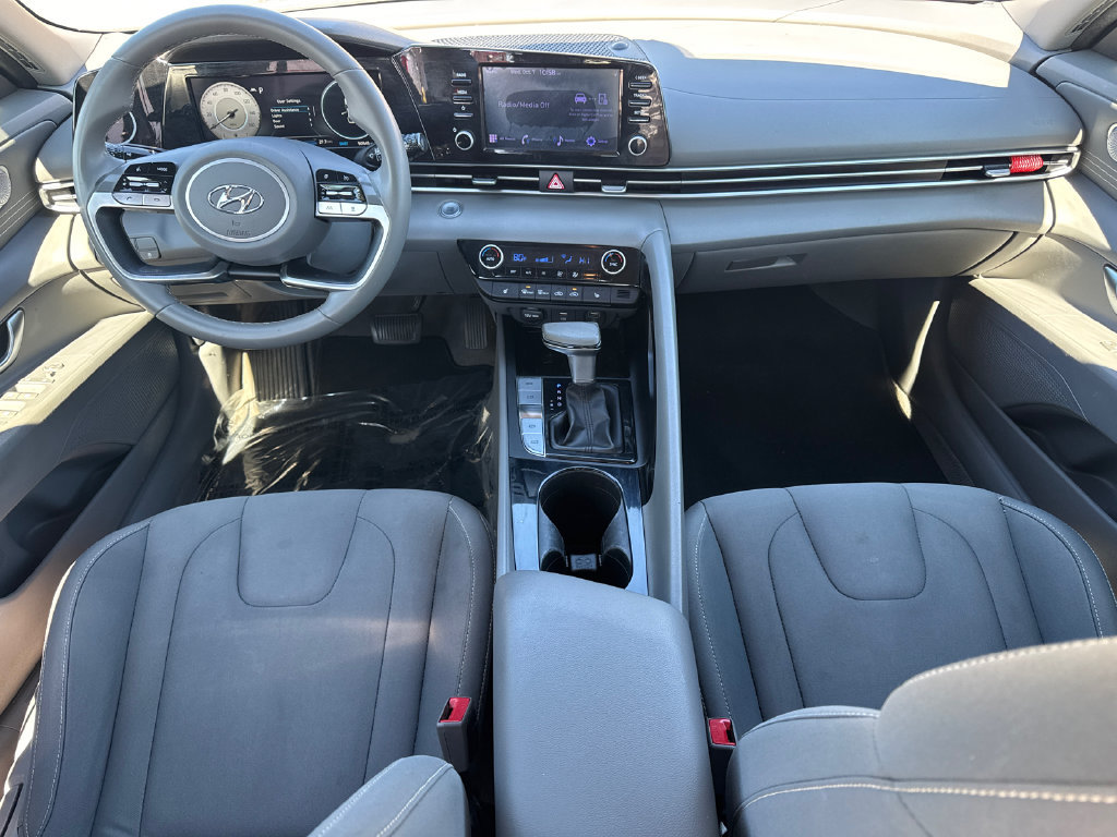 Used 2022 Hyundai Elantra SEL w/ Convenience Package FWD image 17