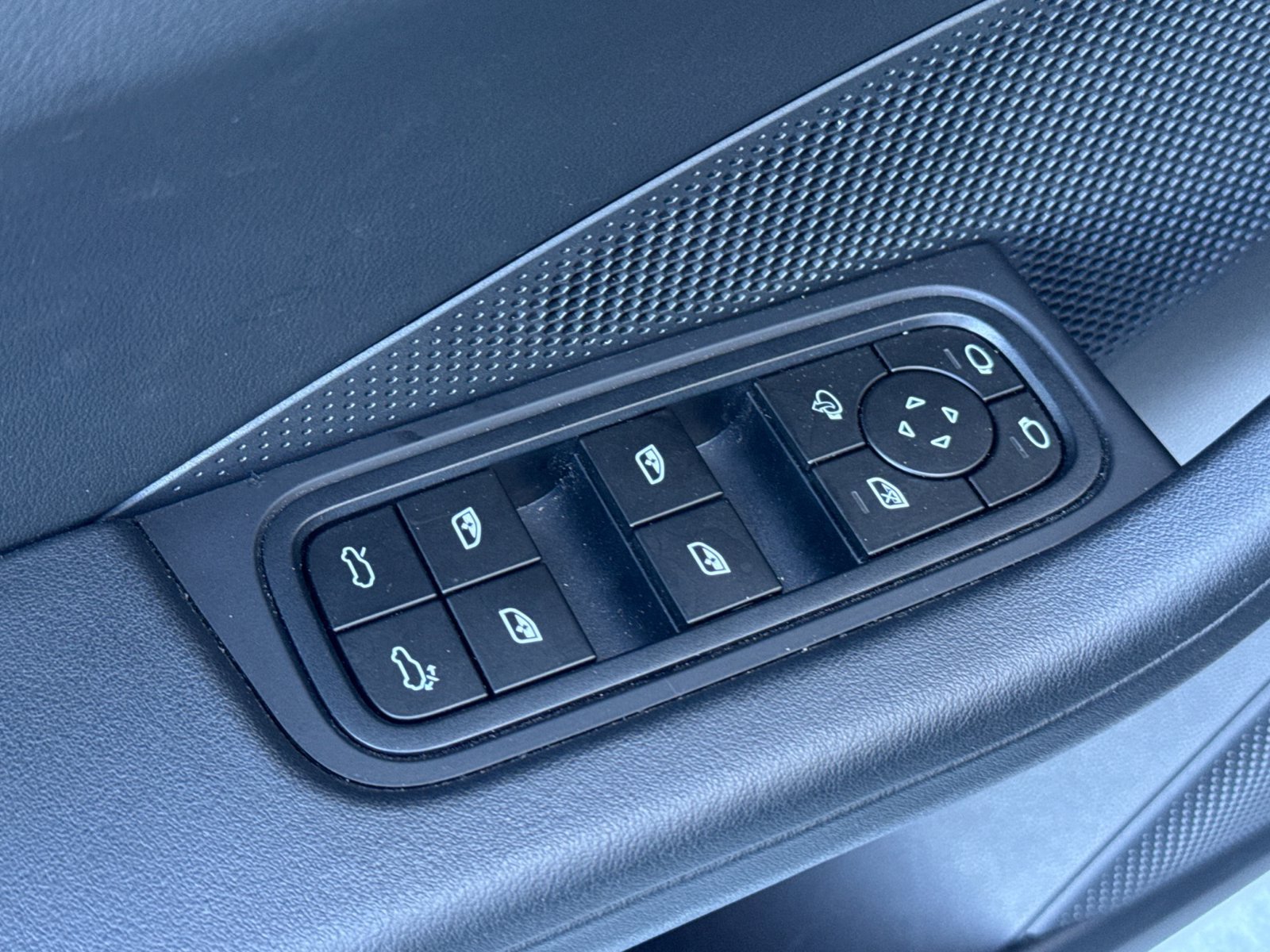 Used 2025 Porsche Macan Electric RWD image 13