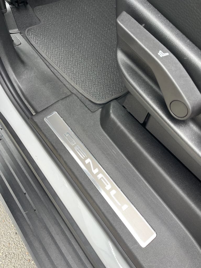 Used 2024 GMC Yukon XL Denali AWD/4WD image 14