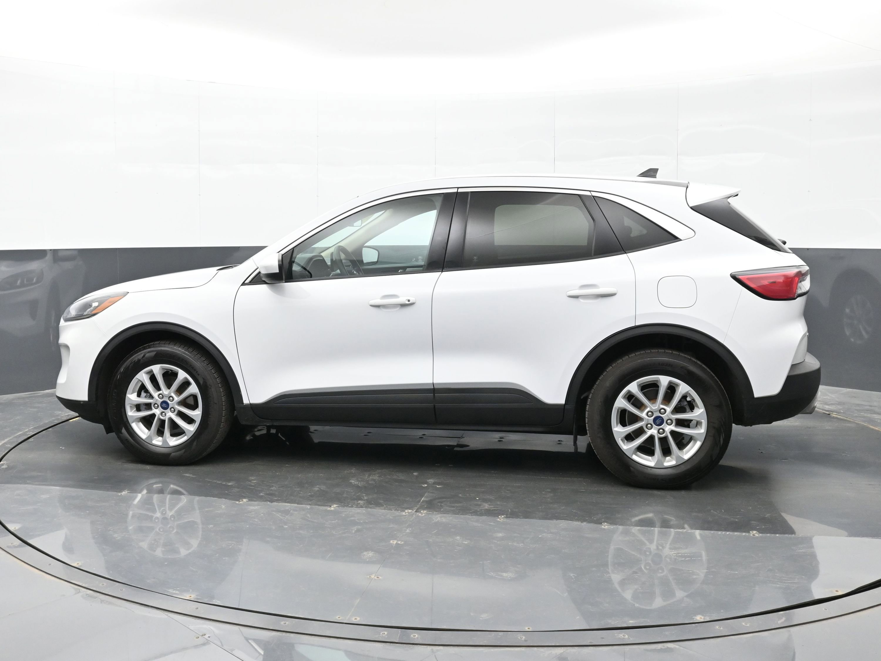 Used 2020 Ford Escape SE image 9