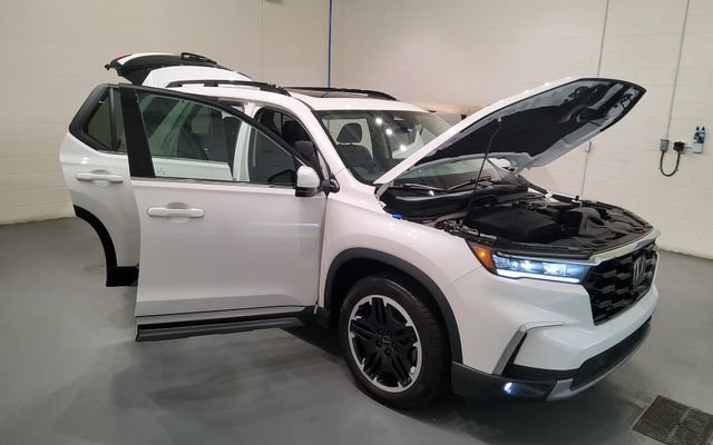 Certified 2025 Honda Pilot Touring image 11