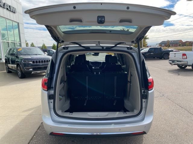 Used 2024 Chrysler Pacifica Touring-L FWD image 26