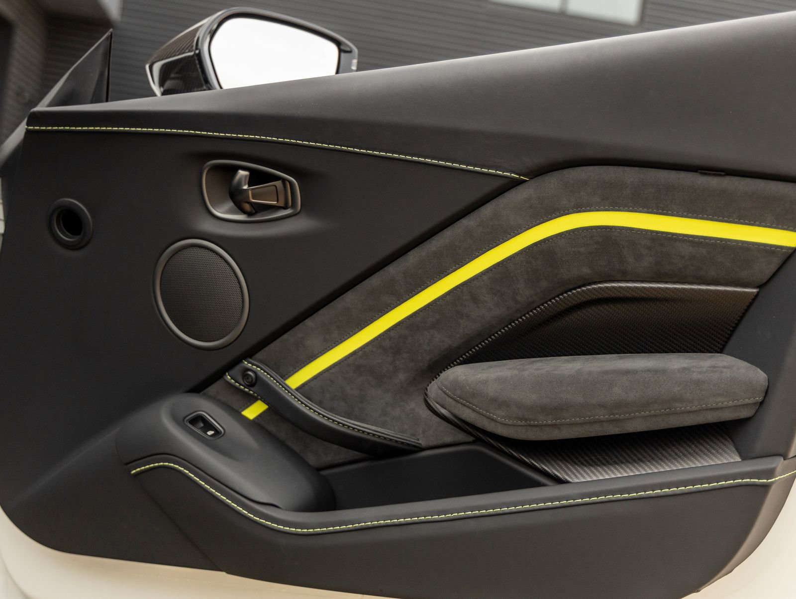 Used 2023 Aston Martin V8 Vantage Roadster RWD image 40