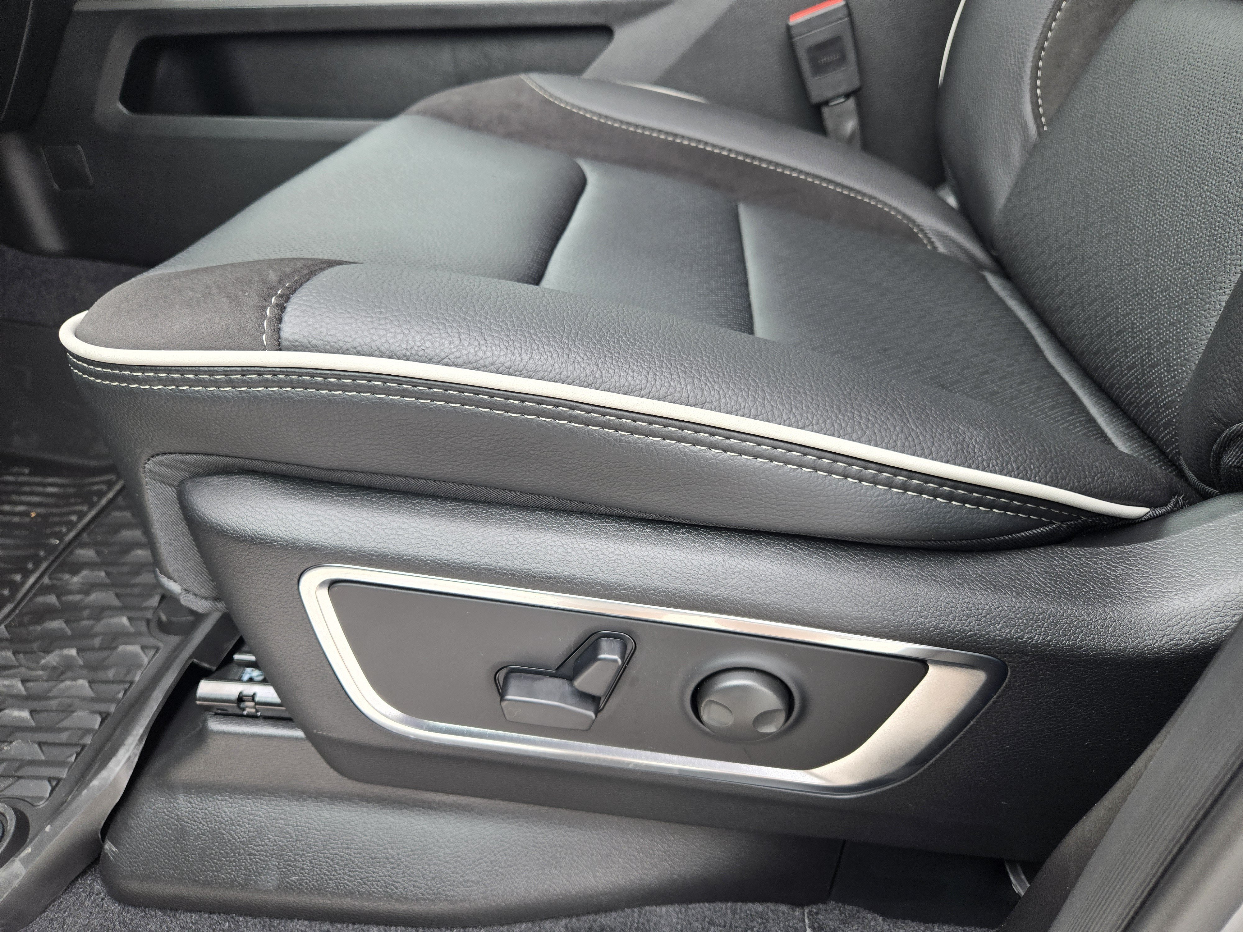 New 2026 RAM 1500 Laramie AWD/4WD image 19