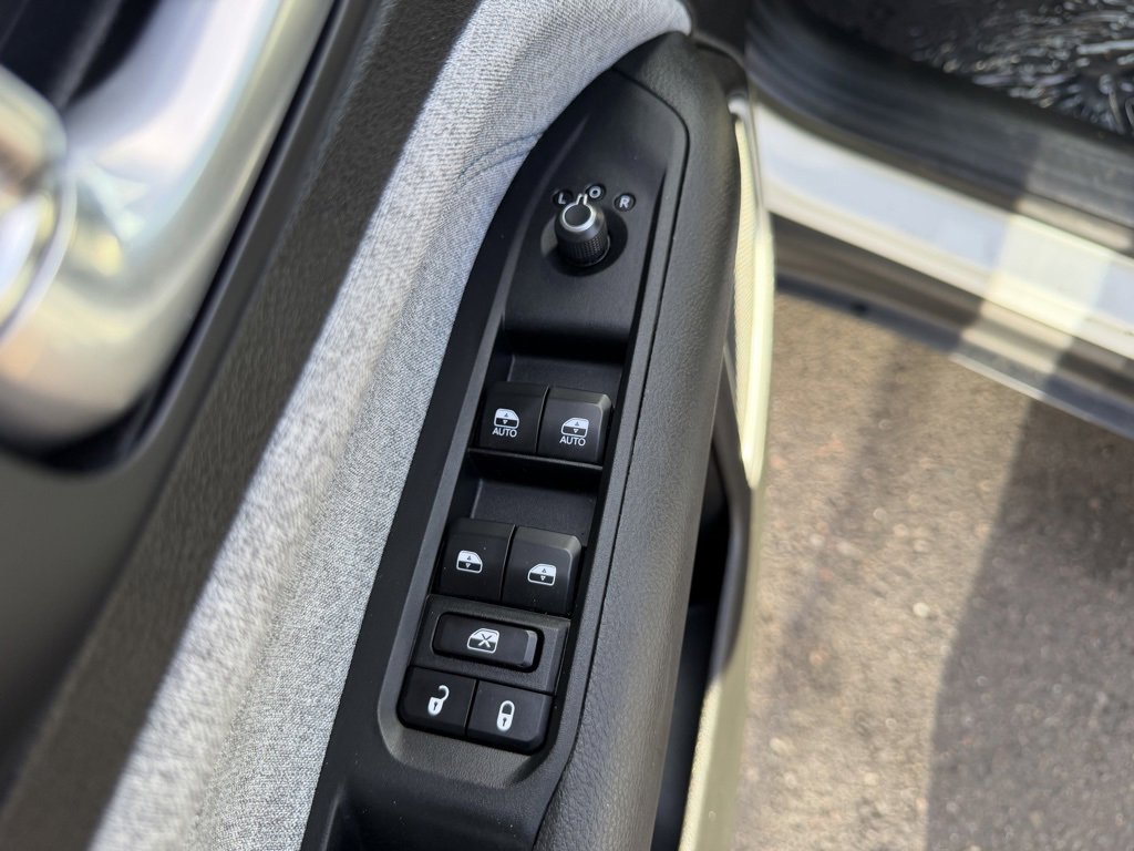 Used 2024 Jeep Compass Latitude image 13