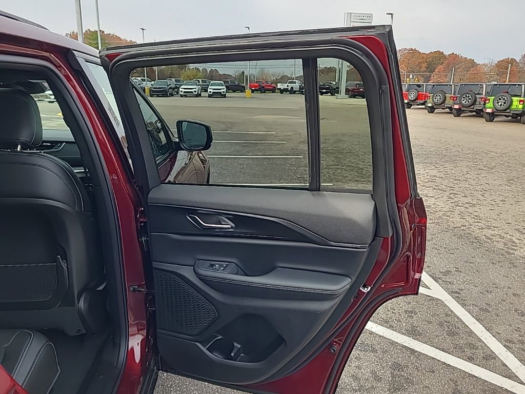 New 2025 Jeep Grand Cherokee Altitude AWD/4WD image 28