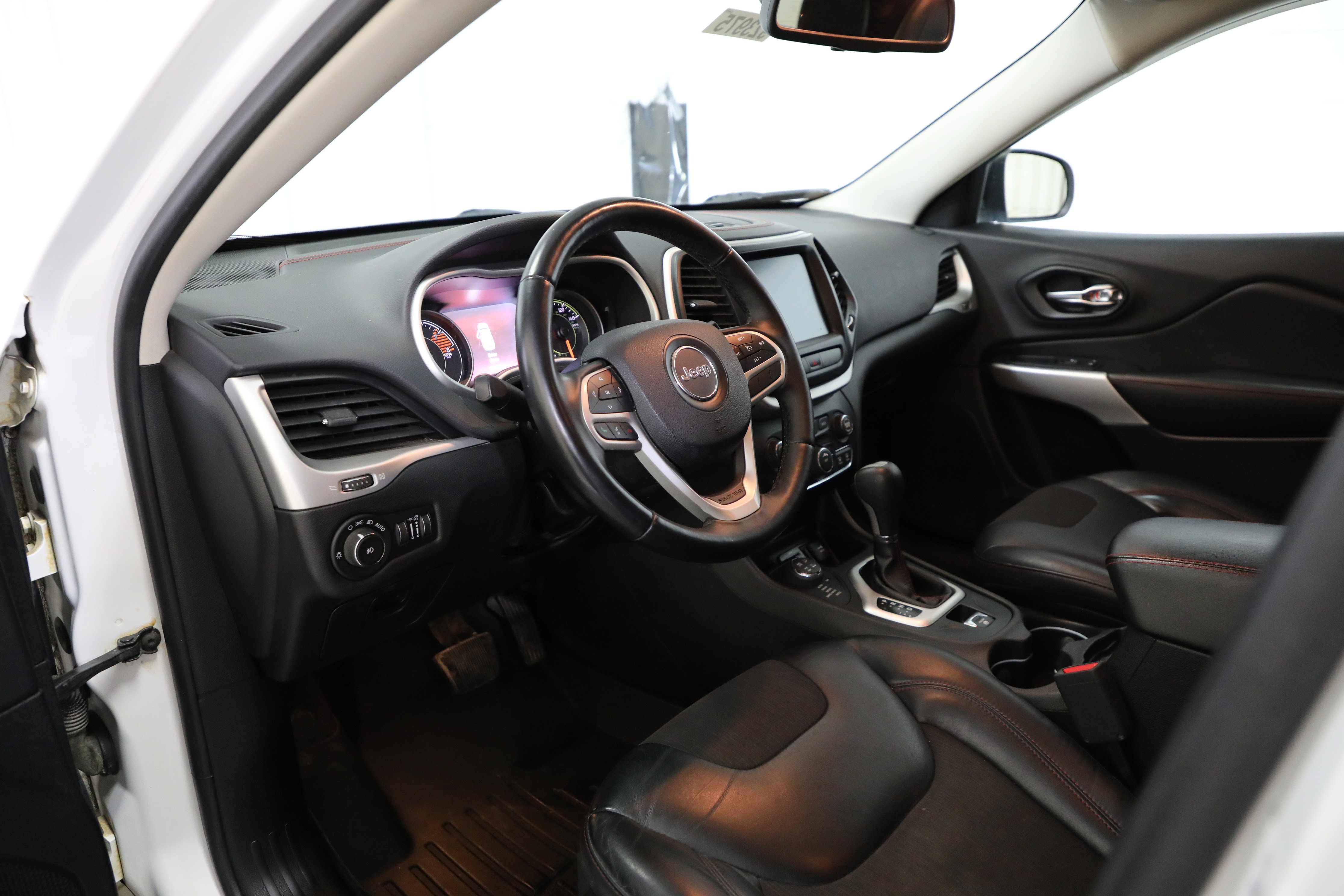 Used 2017 Jeep Cherokee Trailhawk w/ Cold Weather Group image 11