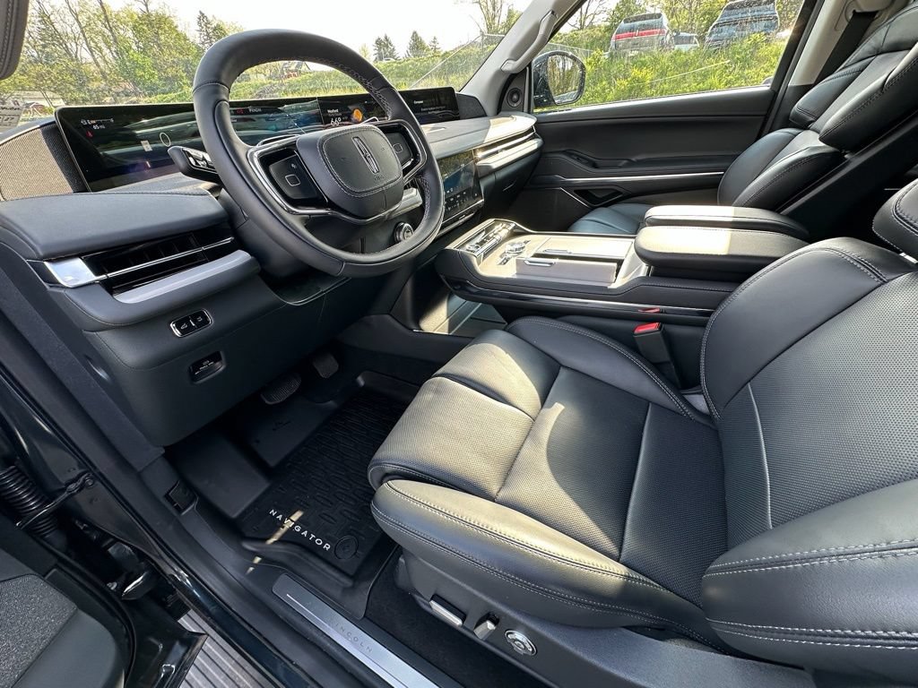 New 2025 Lincoln Navigator Reserve AWD/4WD image 17