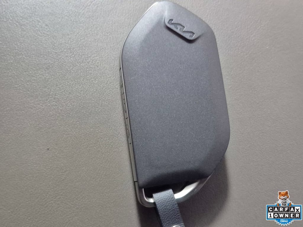 Used 2025 Kia Carnival FWD image 30