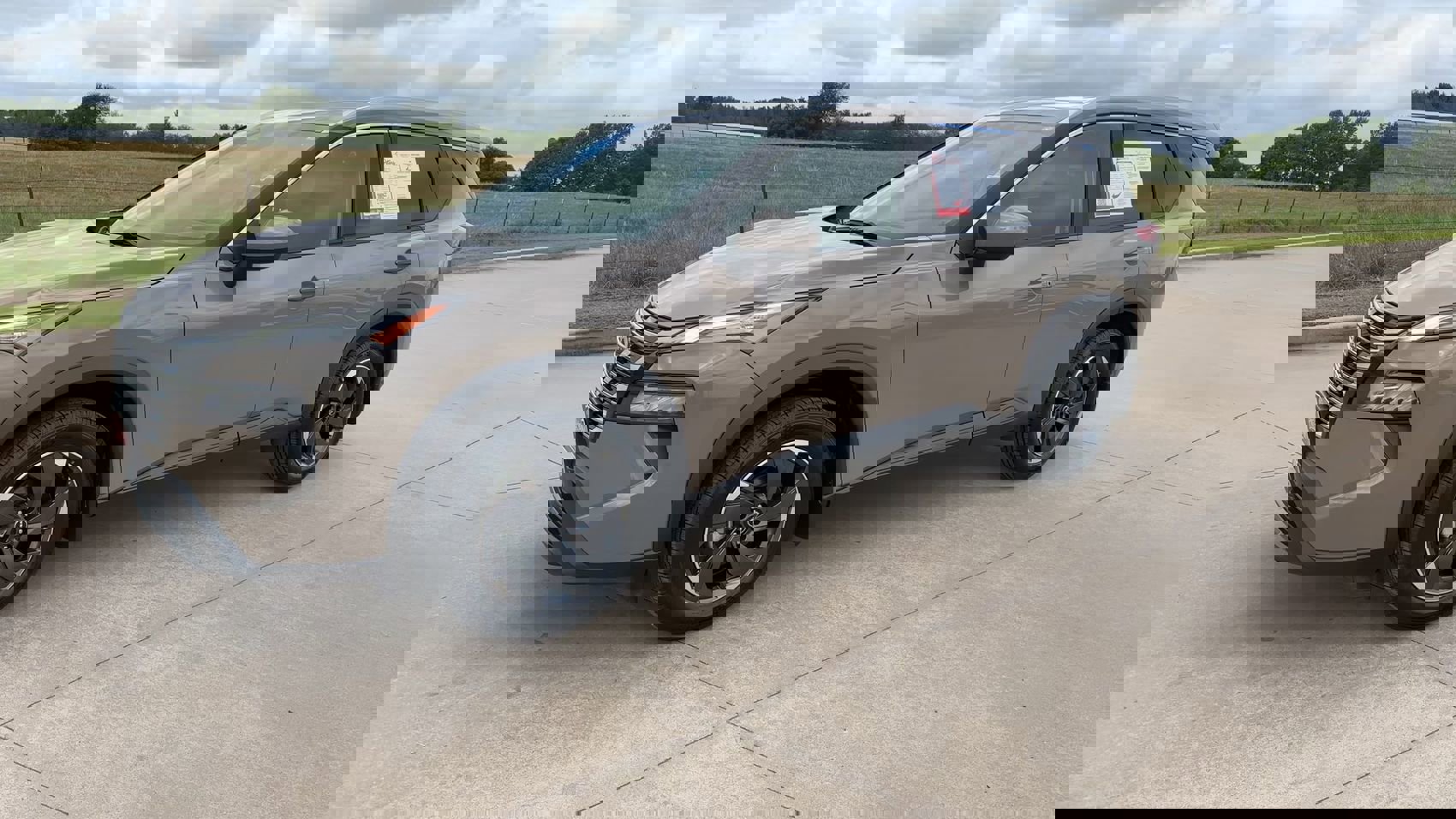 Used 2024 Nissan Rogue SV w/ SV Premium Package image 5