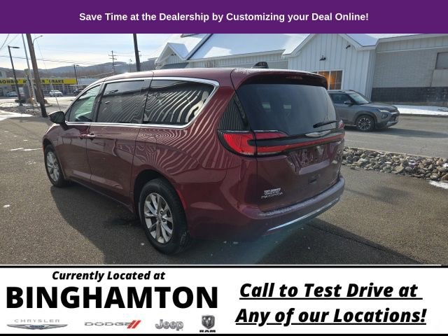 Used 2023 Chrysler Pacifica Touring-L image 8