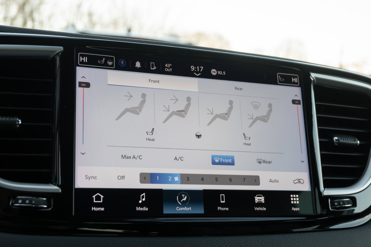 Used 2024 Chrysler Pacifica Touring-L image 3