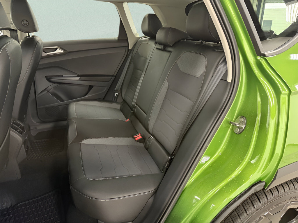 Certified 2025 Volkswagen Taos SE AWD/4WD image 14