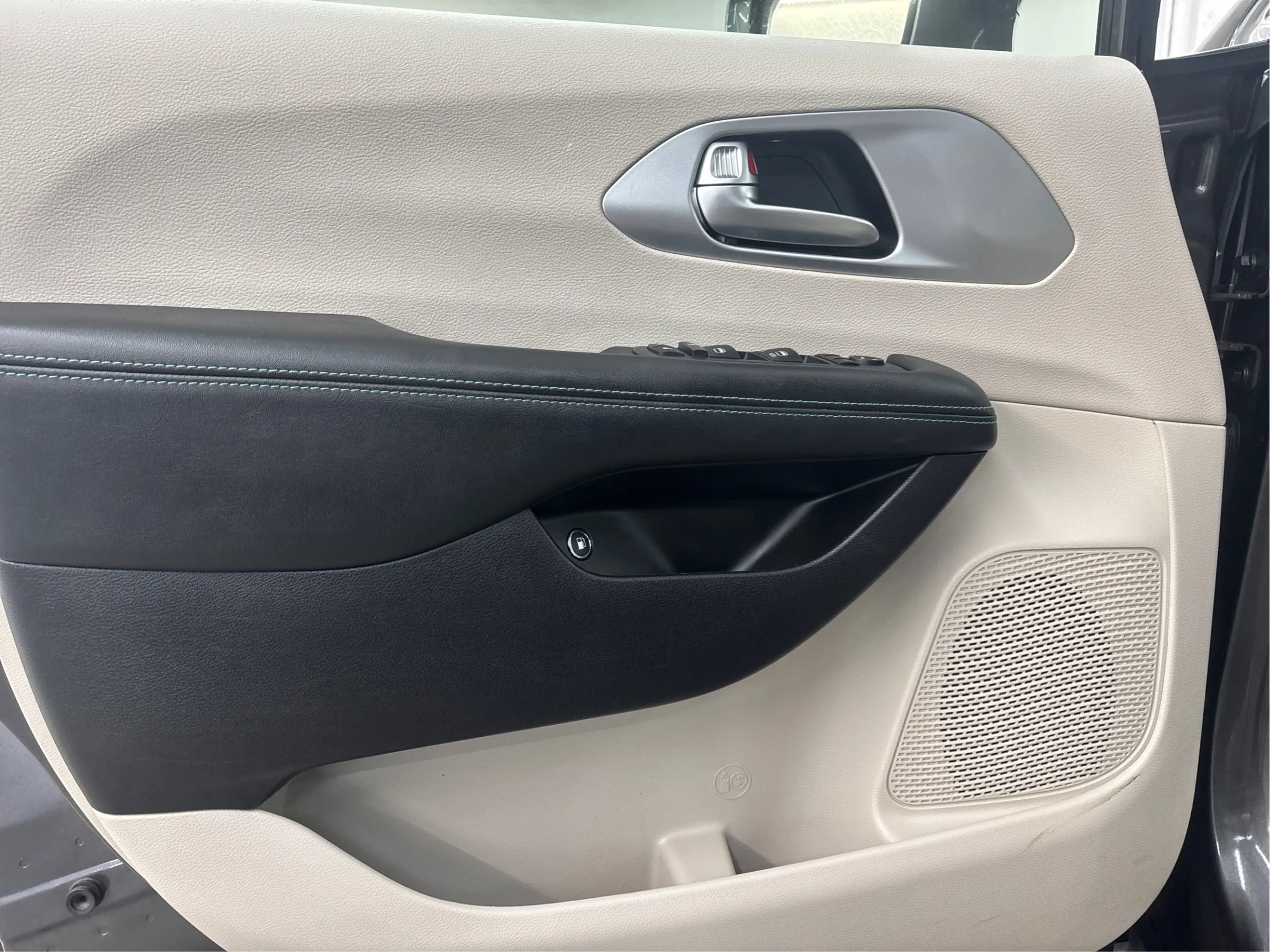 Used 2020 Chrysler Pacifica Touring-L FWD image 25