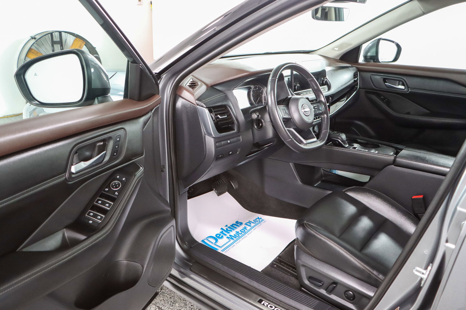 Used 2023 Nissan Rogue SL w/ SL Premium Package image 3