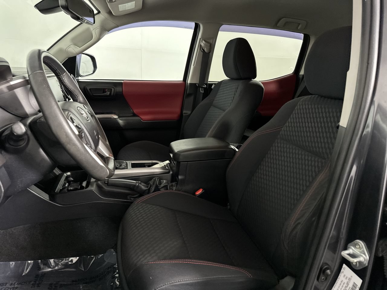 Used 2022 Toyota Tacoma SR5 w/ Technology Package RWD image 3