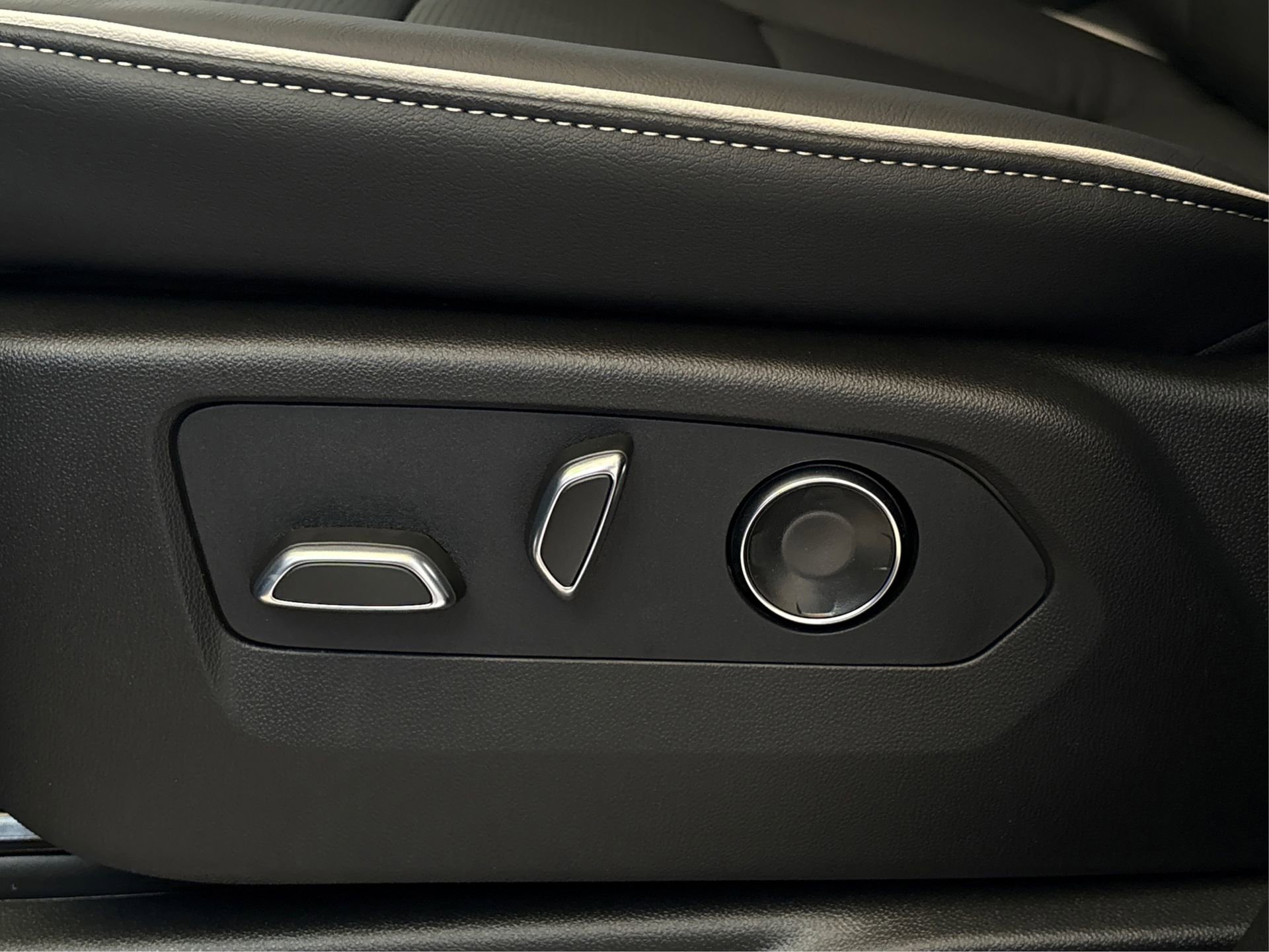 New 2026 Cadillac Escalade ESV Sport w/ LPO, ONYX Package AWD/4WD image 31