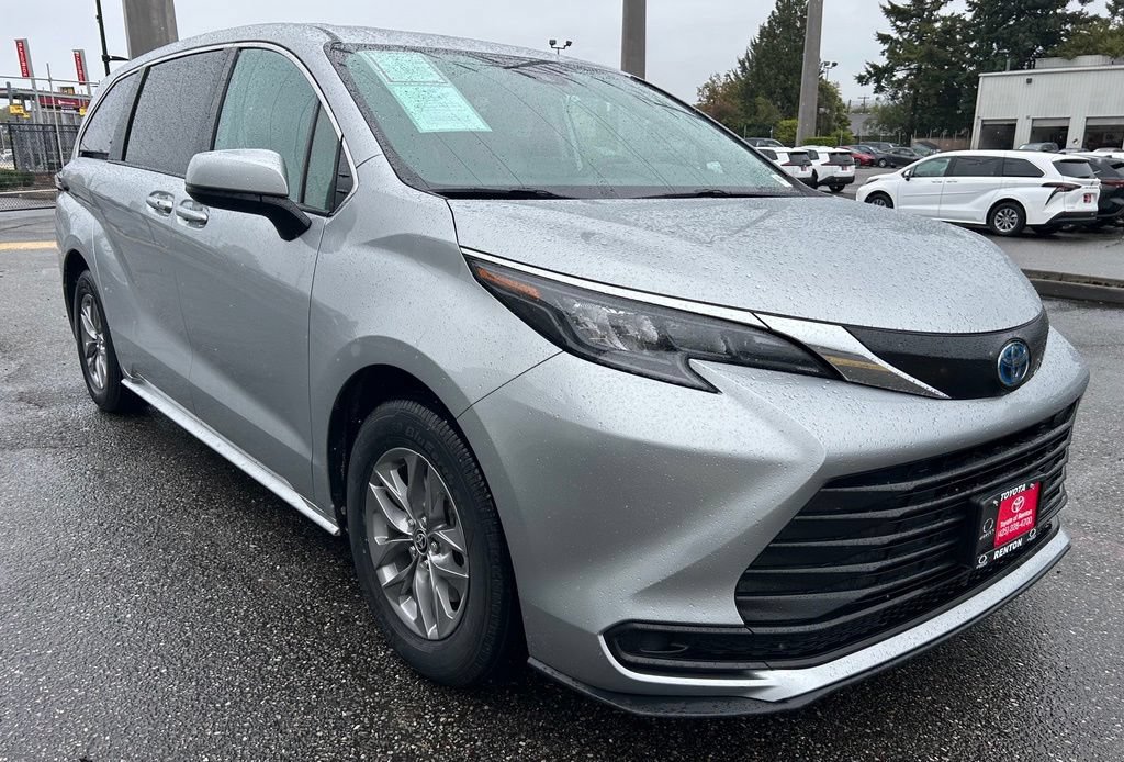 Certified 2024 Toyota Sienna LE AWD/4WD image 4