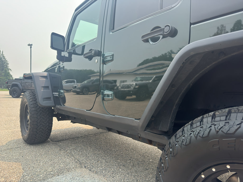 Used 2011 Jeep Wrangler Unlimited Rubicon w/ Connectivity Group AWD/4WD image 11