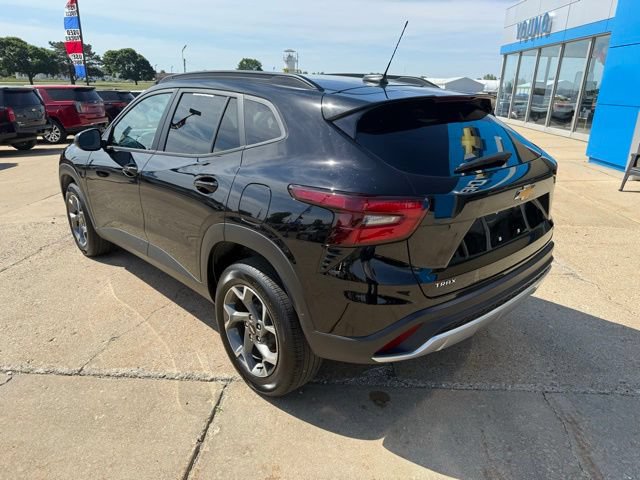 Used 2025 Chevrolet Trax LT w/ Driver Confidence Package FWD image 3