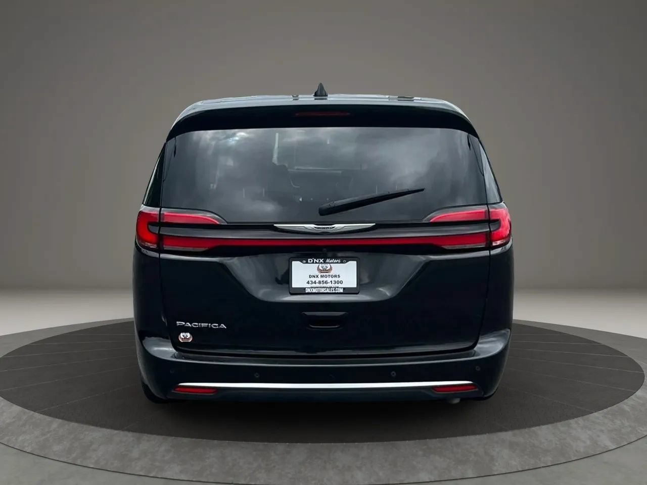 Used 2023 Chrysler Pacifica Touring-L FWD image 5