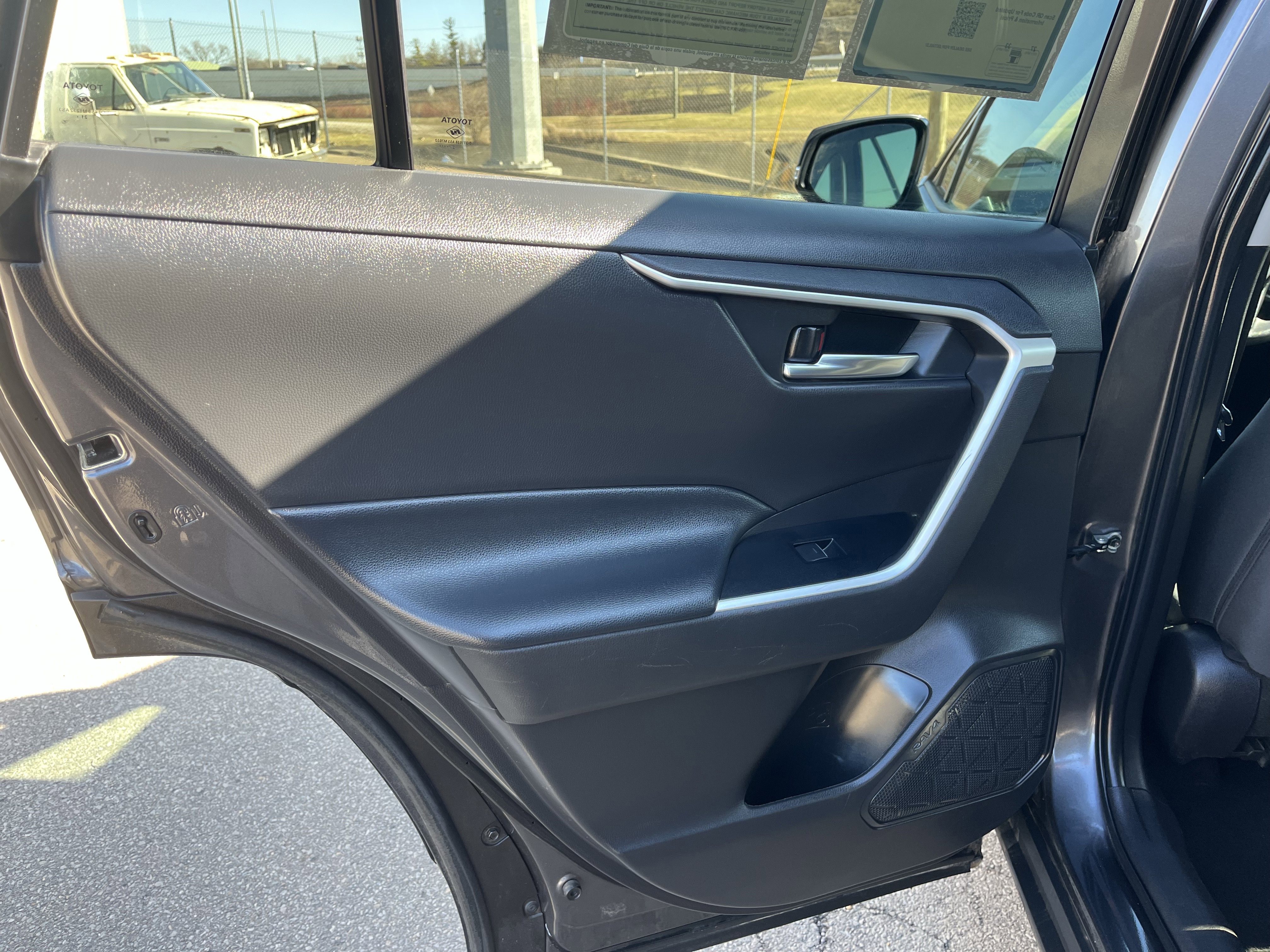 Used 2022 Toyota RAV4 XLE image 28