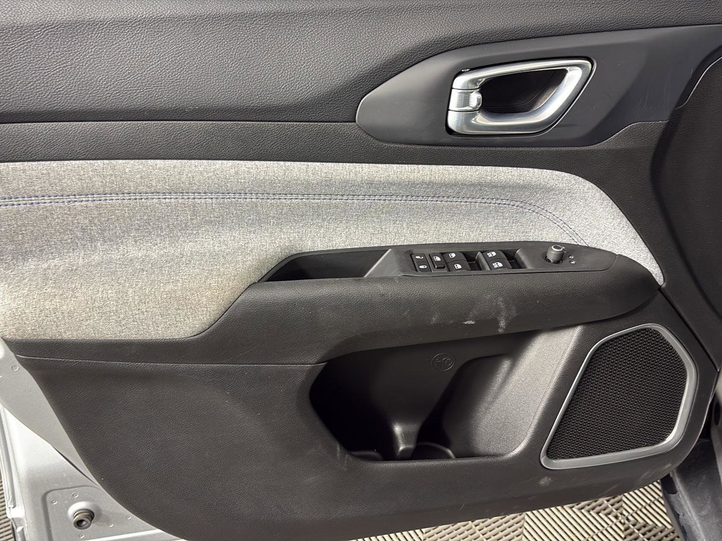 Used 2025 Jeep Compass Latitude image 26