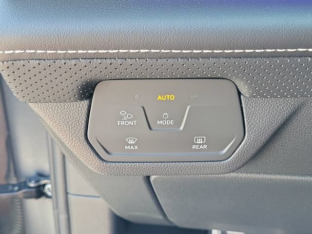 Certified 2024 Volkswagen Atlas Cross Sport SEL R-Line AWD/4WD image 31