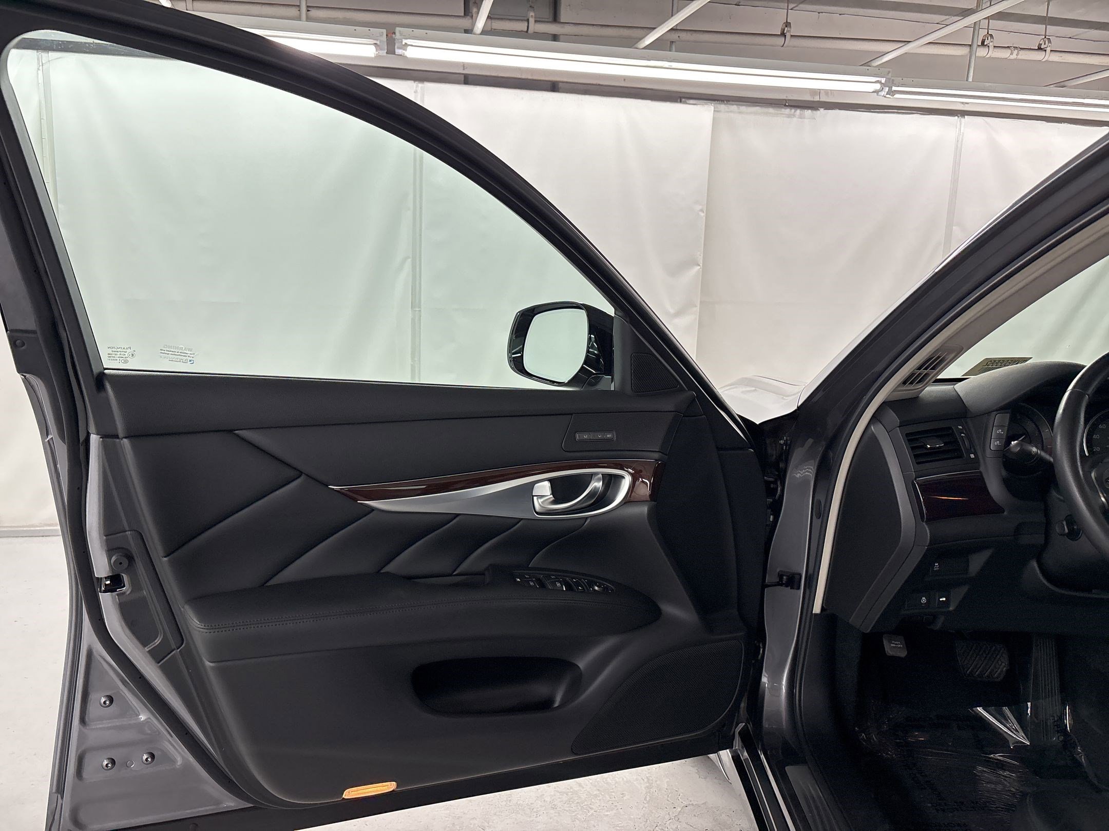 Used 2019 INFINITI Q70 Luxe image 22