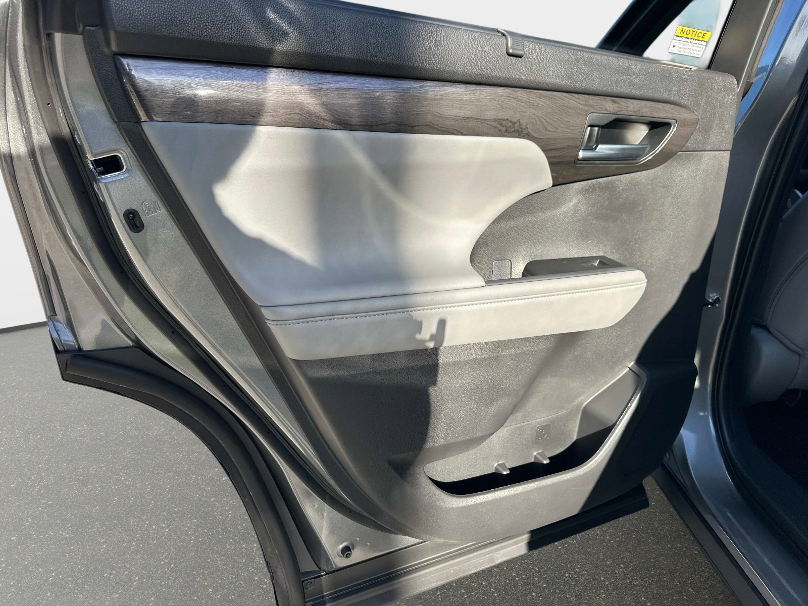 Used 2025 Toyota Highlander Limited image 13