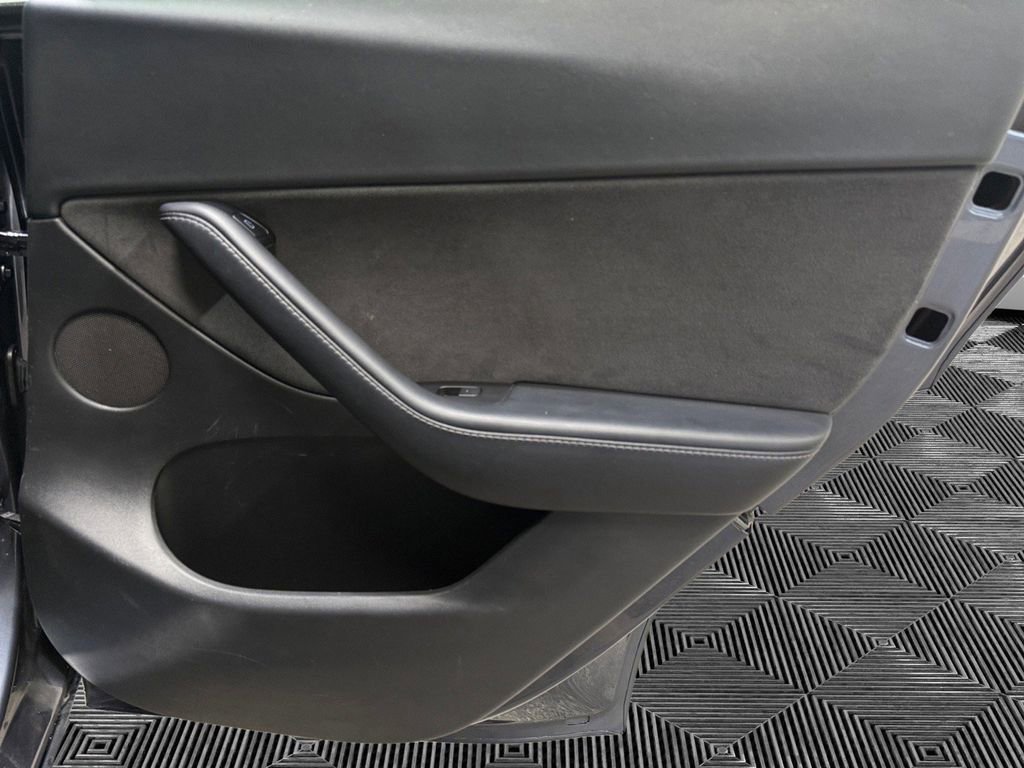 Used 2022 Tesla Model Y Long Range image 18