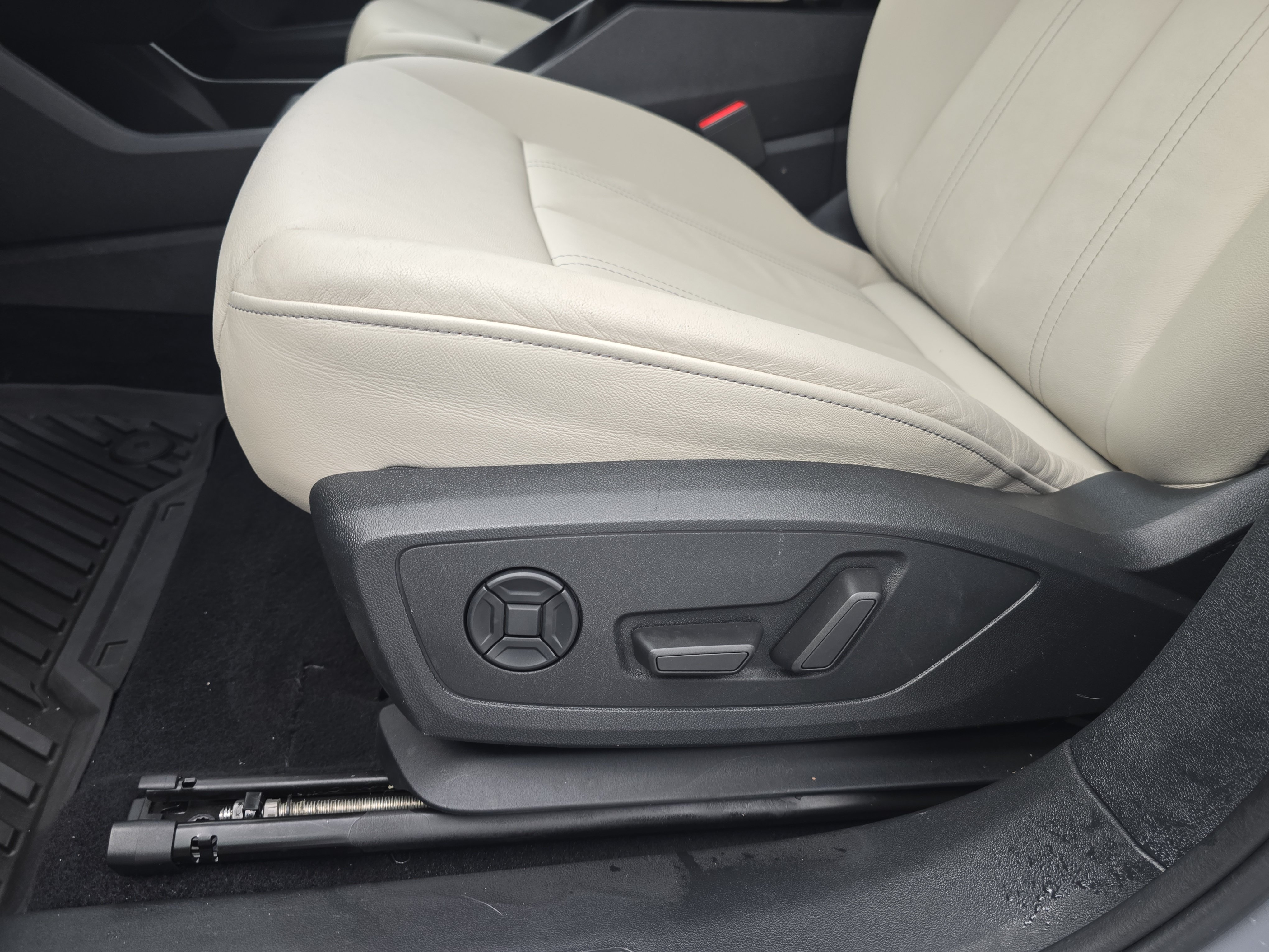 Used 2023 Audi Q4 e-tron Premium Plus w/ Premium Plus AWD/4WD image 31