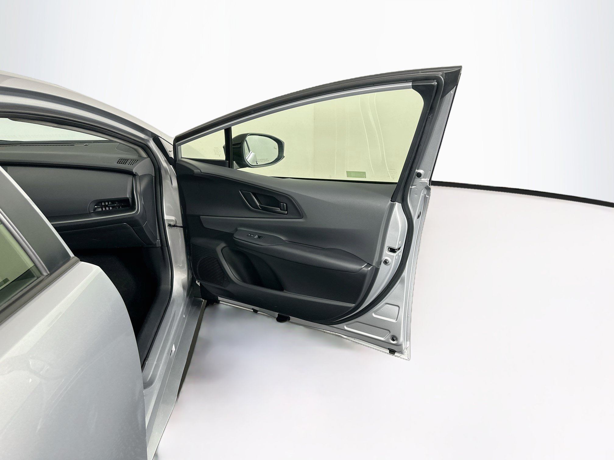 Used 2025 Toyota Prius LE FWD image 30