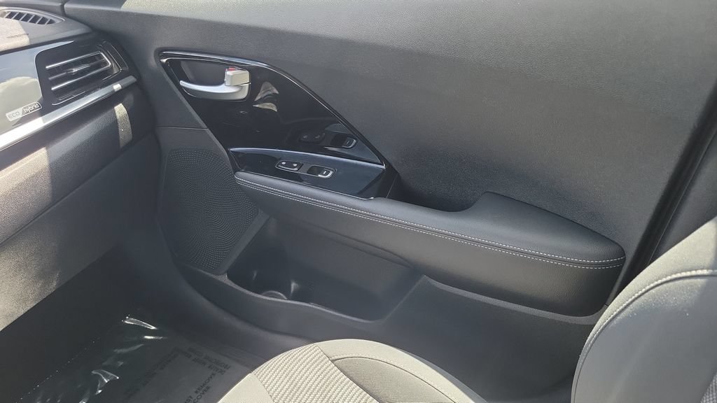Used 2022 Kia Niro LXS FWD image 13