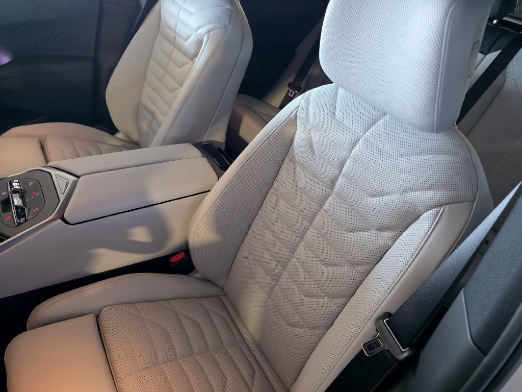 New 2027 BMW X5 xDrive50e w/ Climate Package AWD/4WD image 9