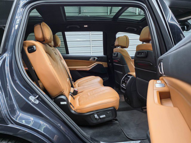 Used 2022 BMW X7 xDrive40i w/ M Sport Package AWD/4WD image 24
