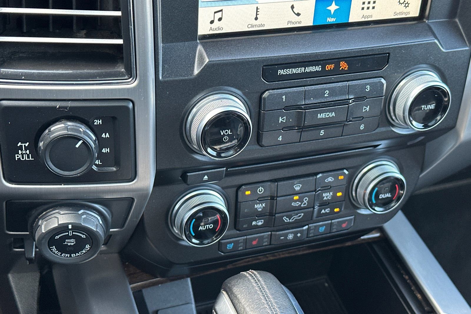 Used 2017 Ford F150 Platinum w/ Equipment Group 701A Luxury AWD/4WD image 22