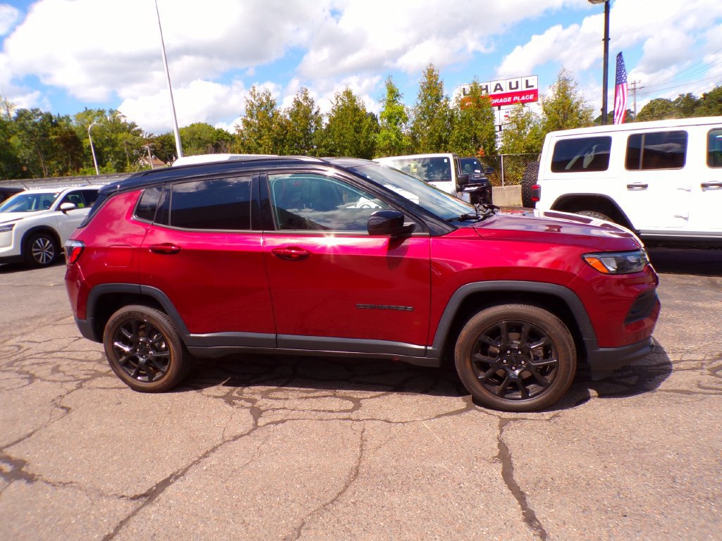 Used 2022 Jeep Compass Latitude w/ Sun and Sound Group AWD/4WD image 4