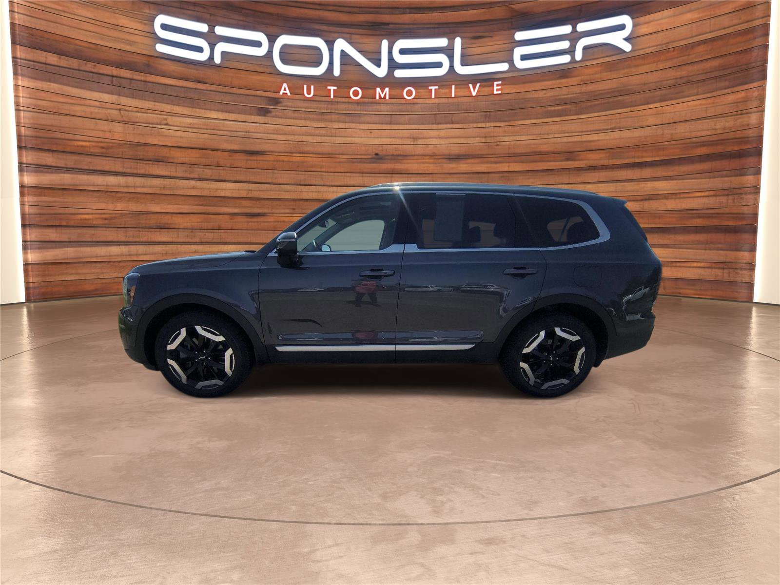 Used 2023 Kia Telluride EX w/ EX Captain's Chair Package AWD/4WD image 2