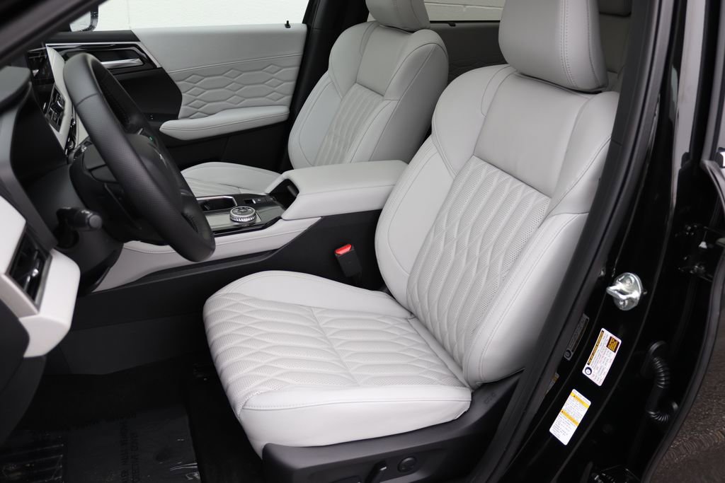 Used 2025 Mitsubishi Outlander AWD image 3
