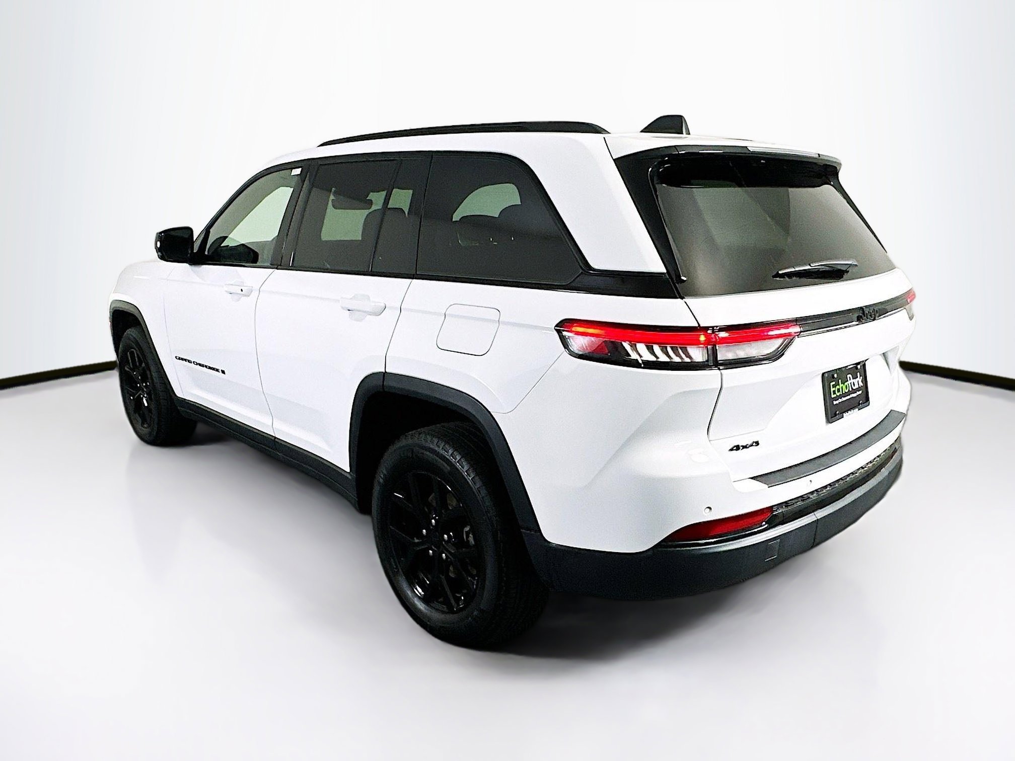 Used 2025 Jeep Grand Cherokee Altitude AWD/4WD image 5