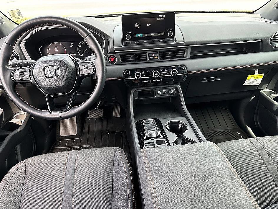 Used 2025 Honda Pilot Sport image 7