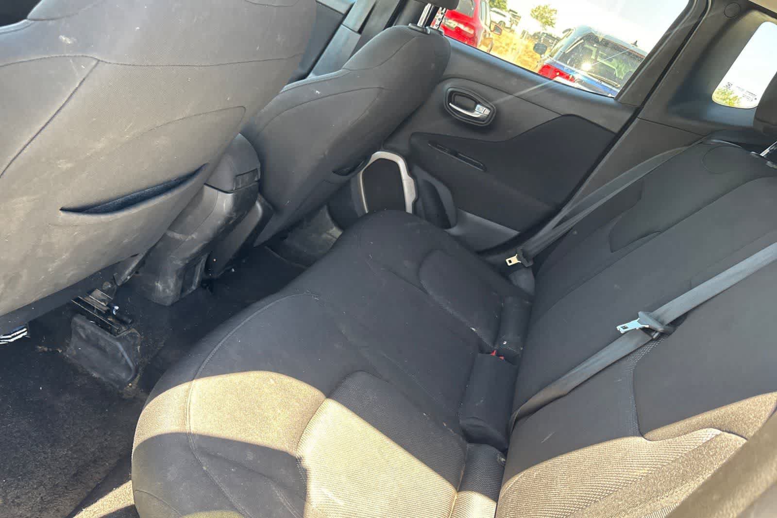 Used 2017 Jeep Renegade Latitude FWD image 5